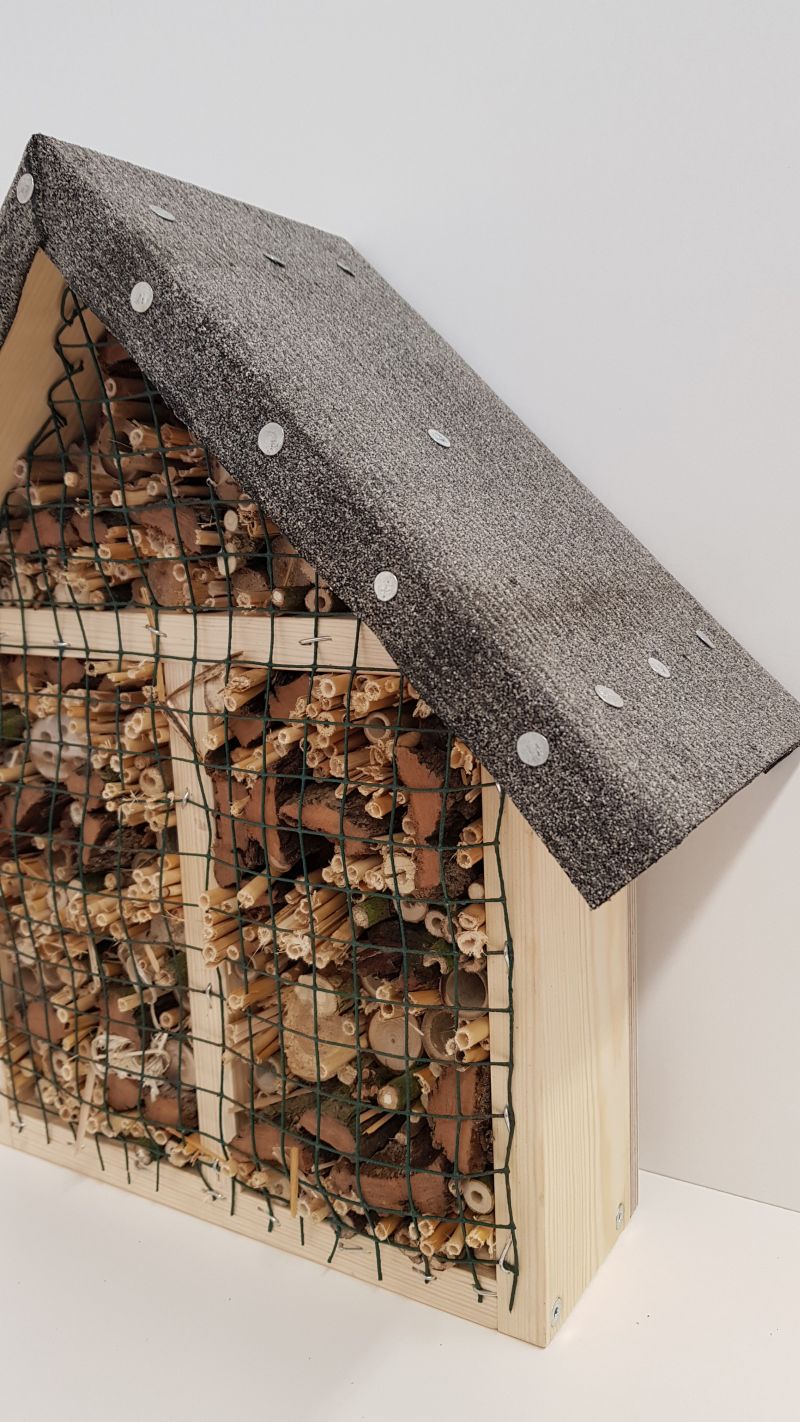 Kleines Insektenhotel, seitliche Ansicht
